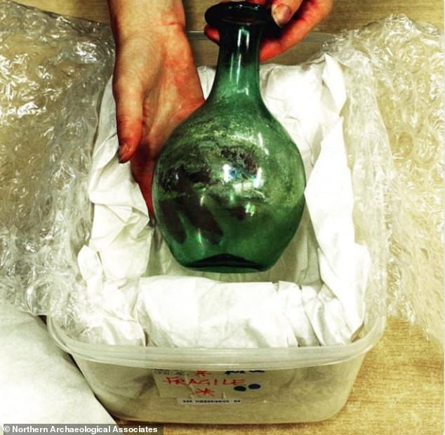 Một bình thủy tinh còn nguyên vẹn được tìm thấy trong quan tài của nam giới trưởng thành có niên đại vào thế kỷ 4.
