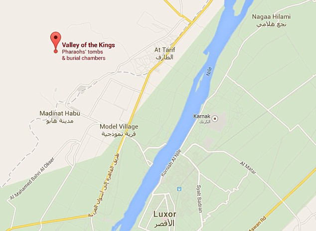 Ở giữa ngôi mộ có một bức tượng thần Osiris. Bên dưới bức tượng là một phòng chôn cất sâu 9m.