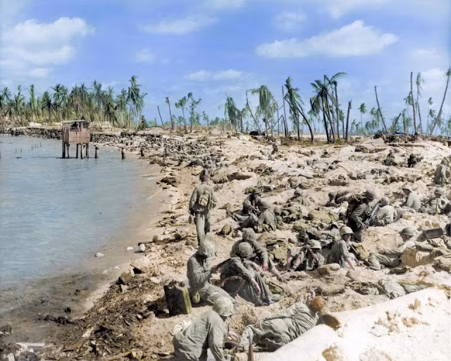Lính thủy đánh bộ Mỹ tập trung tại bãi biển trong thời gian diễn ra trận chiến Tarawa năm 1943. Khoảng 4.600 người ở cả 2 phía thiệt mạng trong trận chiến đẫm máu này.
