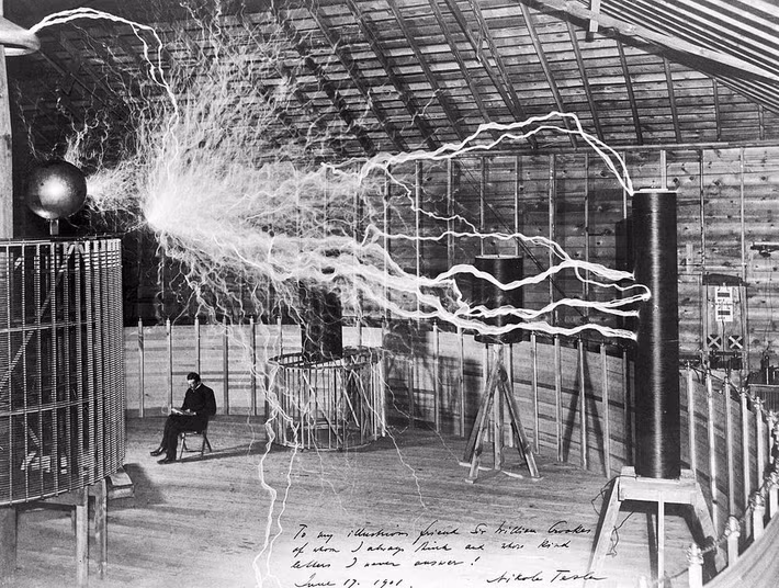 Là "cha đẻ" dòng điện xoay chiều, nhà phát minh thiên tài Nikola Tesla nổi tiếng với khát vọng tạo ra thế giới không cần dây điện khi cung cấp điện.