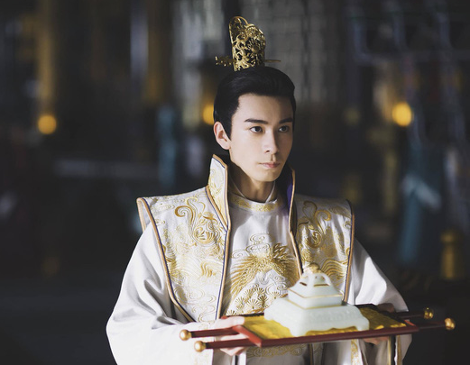 Năm lên 7 tuổi, Lưu Cứ được Hán Vũ Đế sắc phong làm thái tử. Ông được đánh giá là người thông minh, nhân hậu.