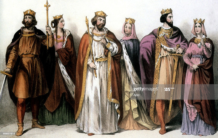 Thêm nữa, 12 vị vua của Navarre, 11 vị vua và hoàng hậu của Naples đều có xuất thân là thành viên của gia tộc Capet.