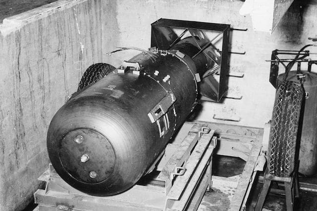 Hầu hết các thành viên thủy thủ đoàn không hề hay biết tàu USS Indianapolis chở uranium-235 - thành phần bom hạt nhân của vũ khí nguyên tử có mật danh “Little Boy”.