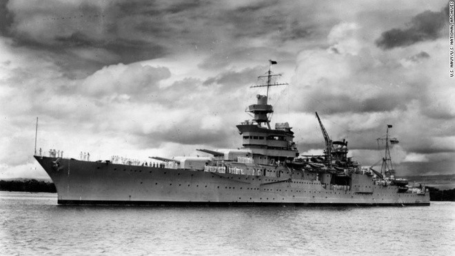 Chỉ có một số quan chức cấp cao trên tuần dương hạm USS Indianapolis (CA-35) thực sự biết con tàu đang làm nhiệm vụ bí mật gì. Để tránh sự chú ý của máy bay và tàu ngầm Nhật Bản, USS Indianapolis đi một mình mà không có tàu hộ tống.