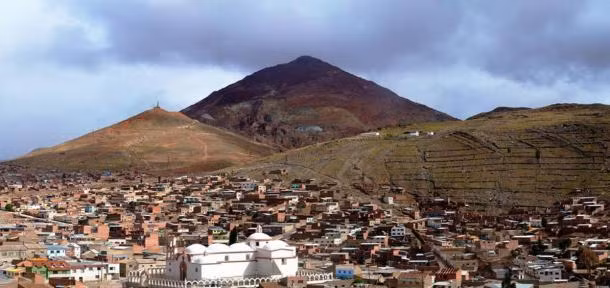 Theo các truyền thuyết, Sierra de la Plata có nghĩa là "ngọn núi bạc". Đây là một thành phố huyền thoại của người Inca có rất nhiều bạc.