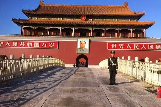 Những đường vân này tượng trưng cho 24 tiết khí. Vì vậy, chúng còn được gọi là đầu trụ 24 tiết khí. Bên trong phần đầu đá được đục rỗng.