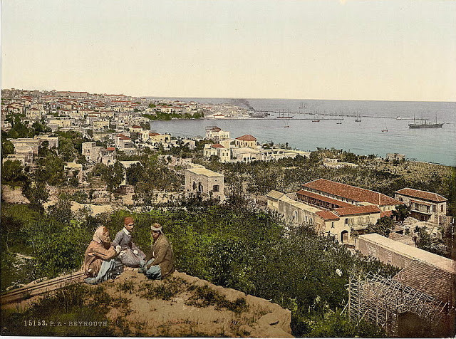 Ba người dân ngồi trên một vị trí cao ngắm nhìn toàn ảnh thủ đô Beiru, Li Băng.