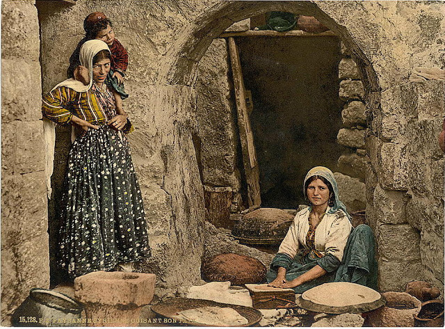 Trong khi ấy, phụ nữ Syria làm công việc nội trợ, chăm sóc con cái.