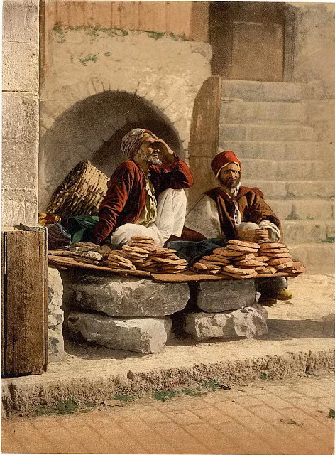 Hai người đàn ông ngồi bán bánh mì ở Jerusalem, Israel ngày nay.