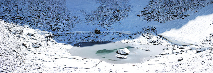 Sau mỗi lần nghiên cứu, các chuyên gia đưa những bộ hài cốt trở về vị trí cũ để chúng tiếp tục là nhân chứng lịch sử. Do vậy, hàng năm, hàng ngàn du khách từ nhiều nơi trên thế giới đến hồ Roopkund để cầu nguyện cho những người xấu số thiệt mạng tại nơi đây.