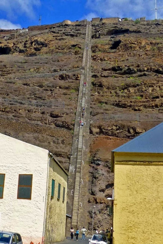 Là một trong những hòn đảo xa xôi nhất thế giới và không có sân bay thương mại, du khách chỉ có thể đến Saint Helena bằng tàu thuyền. Để đến được đảo, du khách ngồi tàu 6 ngày.