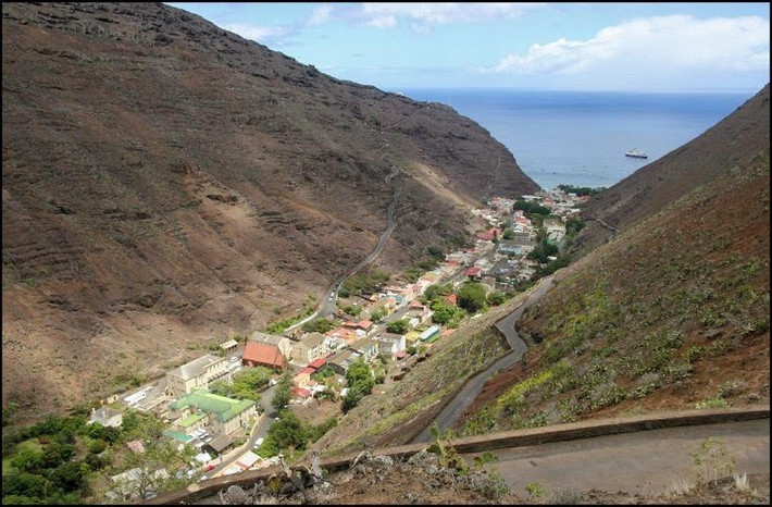 Trên đảo Saint Helena có siêu thị nhưng chỉ bán thực phẩm vào các dịp tàu đến.