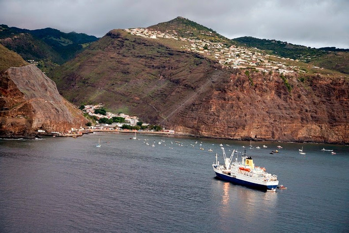 Tàu RMS Saint Helena là phương tiện giao thông duy nhất hoạt động chở khách giữa đảo Saint Helena với thành phố Cape Town. Con tàu này cũng đi qua đảo Ascension, vịnh Walvis.