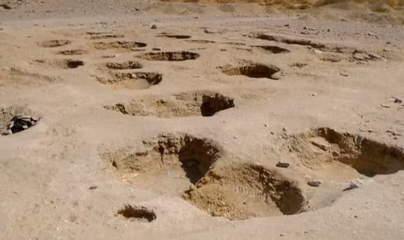 Bên trong nghĩa địa này có nhiều ngôi mộ. Bên trong nhiều ngôi mộ chôn cất người chết cùng với một số quái thú.