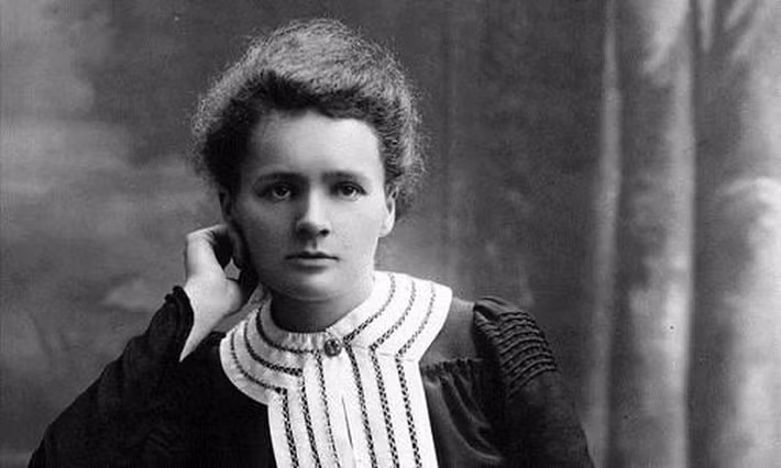 Sau một thời gian dài tiếp xúc với các chất phóng xạ, Marie Curie qua đời vào ngày 4/7/1934. Theo các nghiên cứu của giới khoa học, nguyên nhân tử vong của bà là vì phơi nhiễm chất phóng xạ.