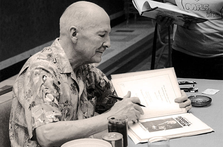 Trong truyện ngắn "Giải pháp Không thỏa đáng" sáng tác năm 1941, nhà văn Heinlein viết về việc Mỹ đang phát triển vũ khí hạt nhân và đi trước phần còn lại của thế giới.