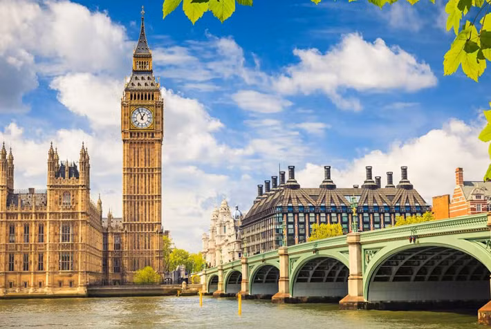 Là biểu tượng nổi tiếng của nước Anh, tháp đồng hồ Big Ben do Edmund Beckett Denison và Edward Dent thiết kế. Điều thú vị là ông Beckett Denison là một luật sư chứ một phải là thợ làm đồng hồ chuyên nghiệp.