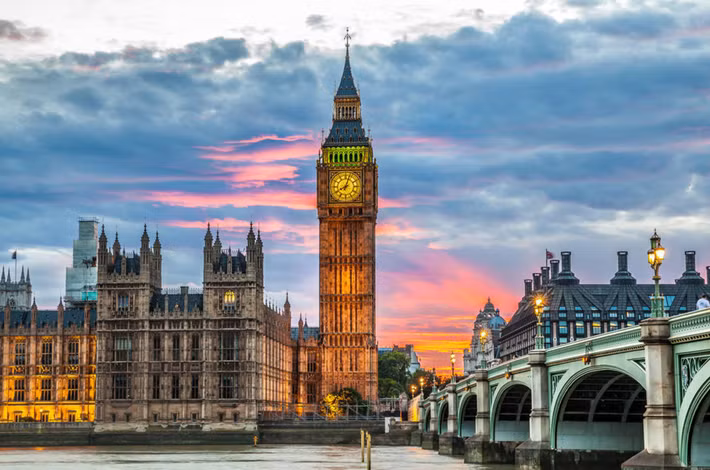 Tháp đồng hồ Big Ben là một trong những tòa tháp nổi tiếng nhất thế giới. Nằm ở thủ đô London, Anh, Big Ben trở thành địa điểm du lịch thu hút hàng trăm ngàn du khách mỗi năm.