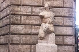 Đến sang hôm sau, người dân nhìn thấy các mẩu giấy trên bức tượng và thảo luận những vấn đề được nêu ra.