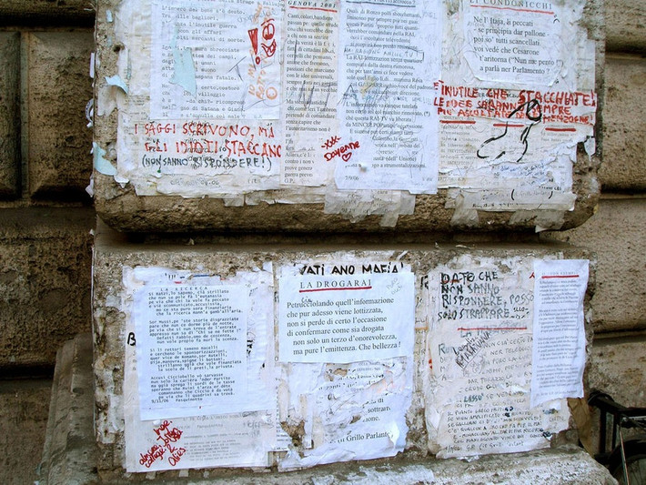 Những tác phẩm này thường được viết ra giấy rồi dán lên 6 bức tượng nằm rải rác khắp thành phố.