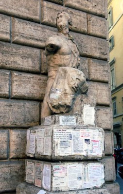 Sau khi được khai quật vào thế kỷ 15, bức tượng "biết nói" Pasquino được đặt ở một góc cung điện Braschi. Kể từ đó, người dân thường viết ra giấy những điều trong lòng rồi dán lên bức tượng vào buổi tối.