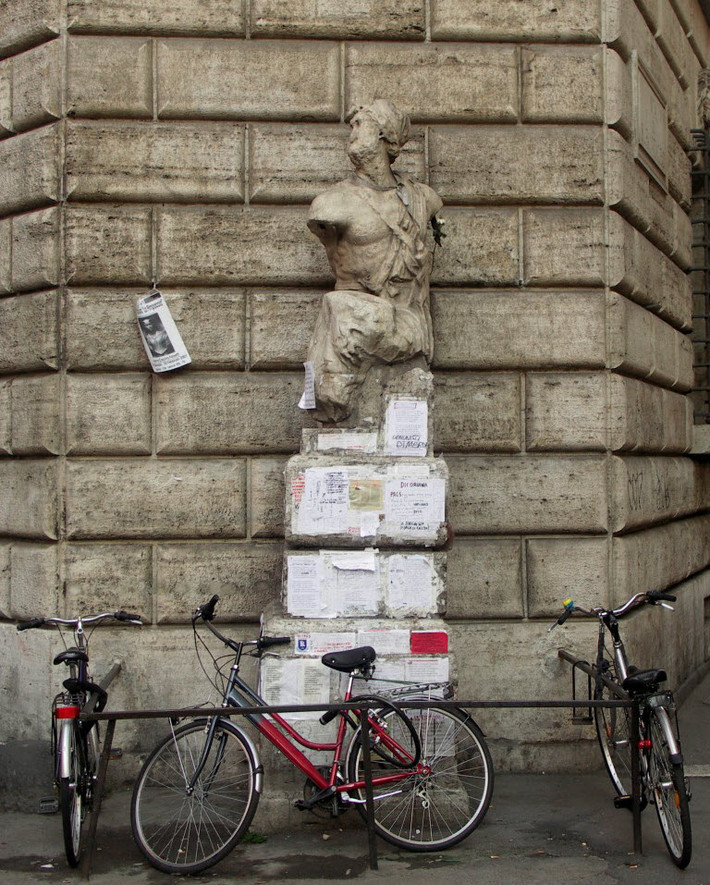 Những bức tượng "biết nói" có nguồn gốc từ khoảng 500 năm trước. Khi ấy, người dân ở Rome thể hiện sự bất bình với chính quyền, giáo hoàng thông qua những mẩu chuyện ngắn, bài thơ có nội dung châm biếm.