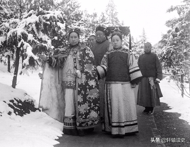 Từ một người sợ chụp ảnh, Từ Hy Thái Hậu trở nên hứng thú và rất thích được chụp ảnh. Nhờ những bức ảnh này mà hậu thế có thể biết được diện mạo và phong thái quyền lực của bà.