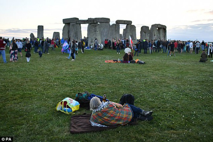 Trong khi các nhà khoa học chưa đưa ra lời giải chính xác cho những bí ẩn về bãi đá cổ Stonehenge, một thuyết âm mưu cho rằng, công trình cổ nổi tiếng bí ẩn ở Anh có liên quan đến người ngoài hành tinh.