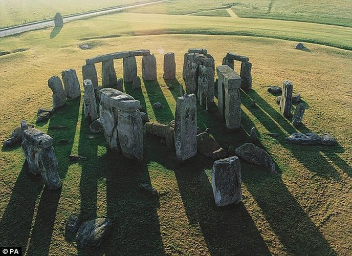 Nằm ở hạt Wiltshire, Anh, bãi đá cổ Stonehenge thực chất là công trình tượng đài cự thạch có niên đại khoảng 4.000 năm tuổi.