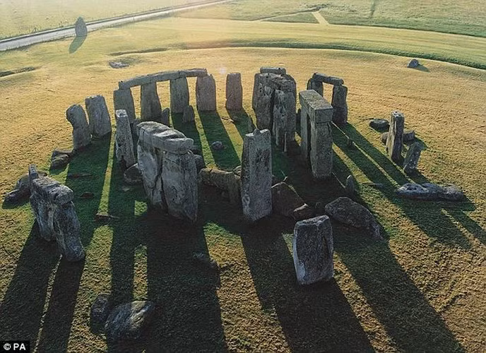 Nằm ở hạt Wiltshire, Anh, bãi đá cổ Stonehenge thực chất là công trình tượng đài cự thạch có niên đại khoảng 4.000 năm tuổi.