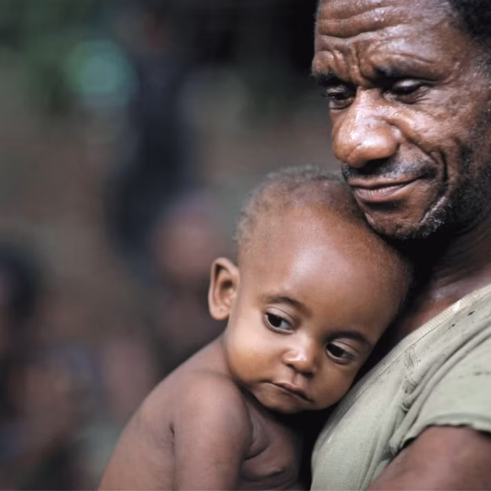 Sau đó, người vợ có thể ra ngoài săn bắn hái lượm. Việc chăm sóc con cái sẽ do người chồng đảm nhiệm.