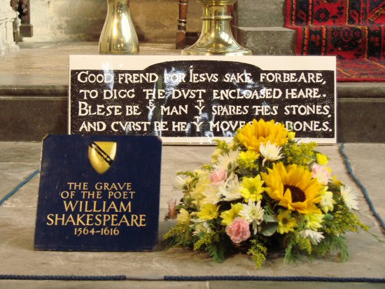 Ngay cả khi các công nhân tiến hành sửa chữa nhà thờ Holy Trinity, ngôi mộ của Shakespeare không bị động chạm dù chỉ là một viên đá.
