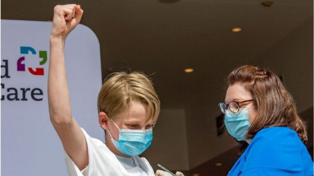 Thế nhưng, tính đến thời điểm hiện nay, Tổ chức Y tế Thế giới (WHO) chưa phê duyệt bất kỳ vaccine vắc xin COVID-19 nào cho trẻ em. Tất cả 6 loại vắc xin WHO phê duyệt sử dụng khẩn cấp đều được khuyến cáo sử dụng cho người từ 18 tuổi trở lên. Các thử nghiệm vắc xin cho trẻ em đang được tiến hành và WHO sẽ cập nhật khuyến nghị của mình khi có bằng chứng hoặc tình hình dịch tễ học cho thấy có sự thay đổi trong chính sách.