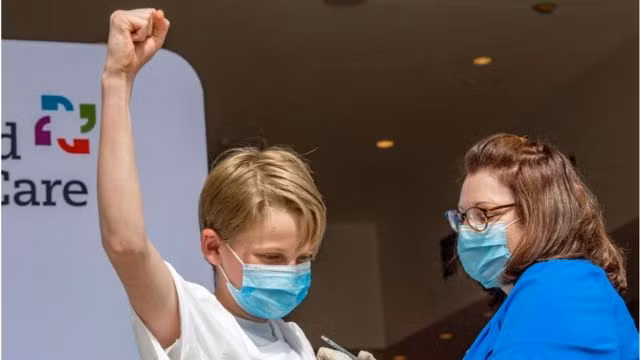 Thế nhưng, tính đến thời điểm hiện nay, Tổ chức Y tế Thế giới (WHO) chưa phê duyệt bất kỳ vaccine vắc xin COVID-19 nào cho trẻ em. Tất cả 6 loại vắc xin WHO phê duyệt sử dụng khẩn cấp đều được khuyến cáo sử dụng cho người từ 18 tuổi trở lên. Các thử nghiệm vắc xin cho trẻ em đang được tiến hành và WHO sẽ cập nhật khuyến nghị của mình khi có bằng chứng hoặc tình hình dịch tễ học cho thấy có sự thay đổi trong chính sách.