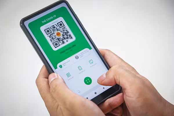 Thậm chí, một số người chưa tiêm vắc xin ngừa COVID-19 có thể sử dụng "thẻ xanh COVID" của người khác đăng lên mạng xã hội để sử dụng. Ảnh: Vietnamnet.