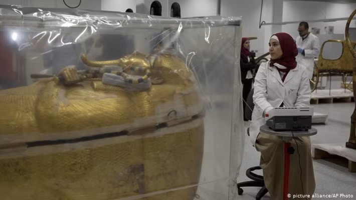 Trước sự việc này, một số chuyên gia cho rằng, bùa chú chết chóc trong mộ Tutankhamun và những nhà vua Ai Cập khác không hề ứng nghiệm. Họ đã tìm được những bằng chứng cho thấy một số yếu tố trong mộ cổ khiến họ mất mạng.