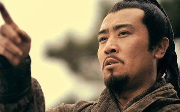 Tuy nhiên, khi ở dưới trướng Tào Tháo, Lưu Bị giấu kỹ tham vọng, không để lộ bản thân có ý định xưng bá thiên hạ. Nhờ đó, ông tránh bị Tào Tháo nghi ngờ. Nhờ đó, Lưu Bị âm thầm chuẩn bị, gây dựng lực lượng trước khi có thể đối đầu trực diện với Tào Tháo.