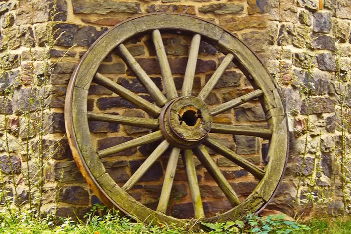 Trước sự phát triển của đồ đồng, đồ sắt, con người có thể đẽo và đục gỗ cho bánh xe tròn hơn, mỏng và dễ di chuyển hơn.