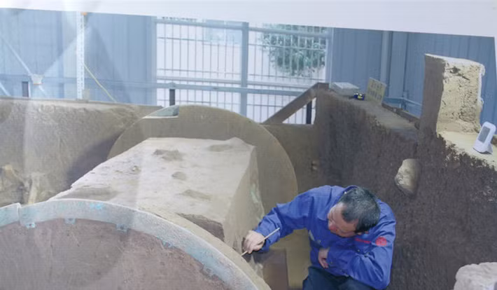 Cho rằng bên dưới ruộng lúa mì che giấu một bí mật lớn, các chuyên gia quyết định đào xới nơi này. Kết quả là họ có thu hoạch bất ngờ khi tìm thấy một cỗ chiến xa bằng đồng.