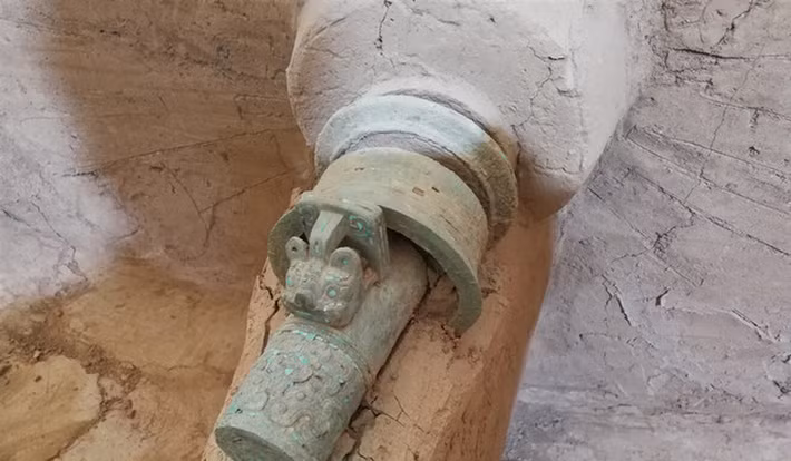 Cỗ chiến xa bằng đồng có chiều rộng khoảng 3m được làm chủ yếu từ đồng với các bánh xe làm bằng gỗ.