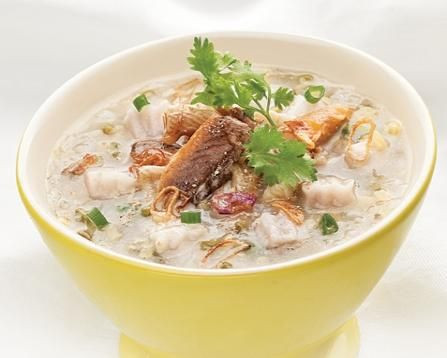 Cũng giống như những món cháo thông thường khác cháo được nấu từ gạo rang hoặc gạo vo sạch. Củ môn được gọt sạch sẽ, cắt thành từng miếng nhỏ nấu chung với gạo cho mềm. Nồi cháo nhừ, củ môn đã vừa chín, người nấu hạ nhỏ lửa nhưng vẫn giữ cho nồi cháo sôi trên bếp. Bẹ môn được lột vỏ, rửa sạch rồi cắt thành từng đoạn ngắn. Khi nồi cháo đang sôi thì cho bẹ môn vào và giữ cho lửa đều đều, không tắt. Đến khi bẹ môn mềm nhũn ra là ăn được. Ảnh: Mytour.