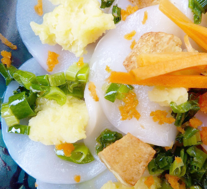 Bánh bèo bì Bình Dương có nét độc đáo riêng, rất các với các món bánh bèo ở miền Trung hay Tây Nam Bộ. Ngoài bánh bèo, yếu tố quan trọng làm nên vị ngon đặc trưng của bánh bèo bì là bì và nước mắm. Nước mắm ăn cùng bánh bèo bì có vị rất mặn đậm đà, hơi chua và ngọt. Ảnh: Phunutoday.