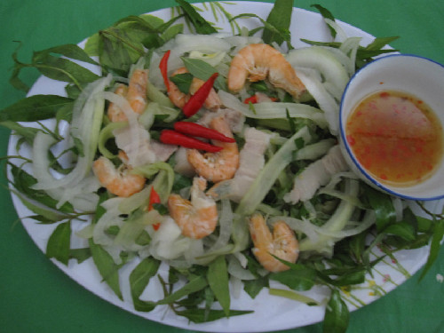 Trước đây, món ăn này thường xuất hiện trong các bữa cơm hàng ngày của người dân Bình Dương. Dần dần nổi tiếng, gỏi ngó lục bình được đưa vào thực đơn của nhiều nhà hàng, quán ăn nơi đây. Gỏi ngó lục bình tôm thịt ăn cùng nước mắm tạo nên một vị đậm đà, chua cay, dai giòn rất ngon. Ảnh: TTXTDLBD. 