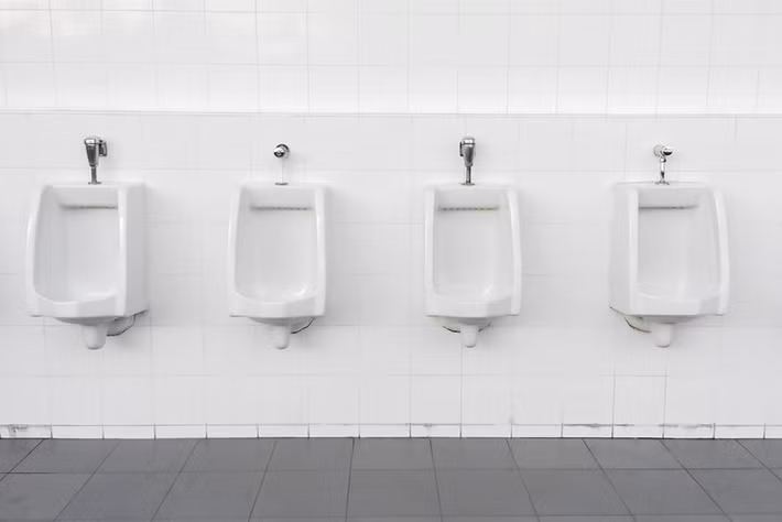 Thường xuyên đi tiểu là một dấu hiệu tiểu đường mà ít người nghĩ đến. Tuy nhiên, thường xuyên đi tiểu cũng có thể là vấn đề ở tuyến tiền liệt. Do đó bạn nên thực hiện các bài kiểm tra y tế để biết chính xác bệnh tình của mình.