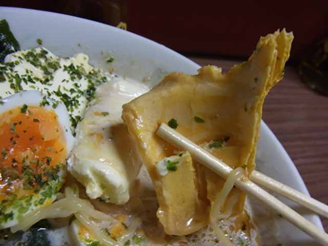 Một số vị khách còn cảm thấy lo ngại nên ăn từng phần, ramen trước, kem sau, nhưng một số người vì tò mò nên trộn lẫn 2 thứ vào nhau, tạo thành một hỗn hợp kỳ lạ, mùi vị được cho là rất lộn xộn. Giá của loại ramen độc đáo này là 850 yên (khoảng 170.000 đồng)/tô.