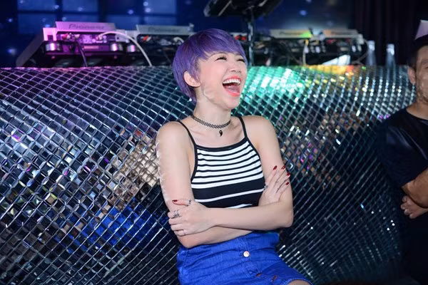 Giọng ca “Có ai thương em như anh” cũng từng thử nghiệm kiểu tóc ngắn màu tím thời thượng. Ảnh: FBNV.