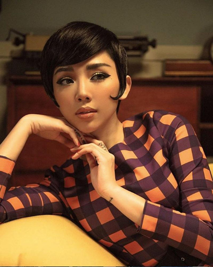 Tóc Tiên với mái tóc đen nhánh ép sát đầu của các mỹ nhân thập niên trước.