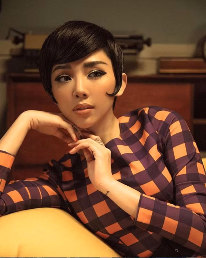 Tóc Tiên với mái tóc đen nhánh ép sát đầu của các mỹ nhân thập niên trước.