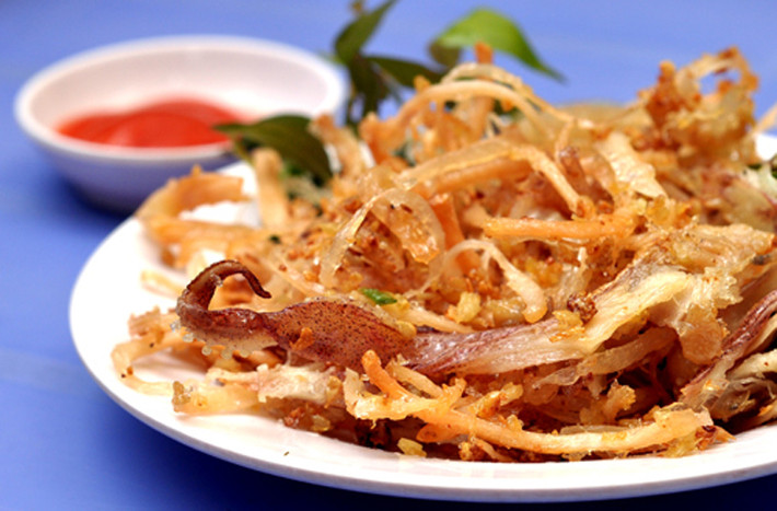  Khô mực chiên bơ: Không mang lại cảm giác dai khó cưỡng như khô mực nướng nhưng khô mực chiên bơ lại “đốn tim” người ăn bằng vị giòn rụm, cay cay vị tương ớt. Ảnh: Internet. 