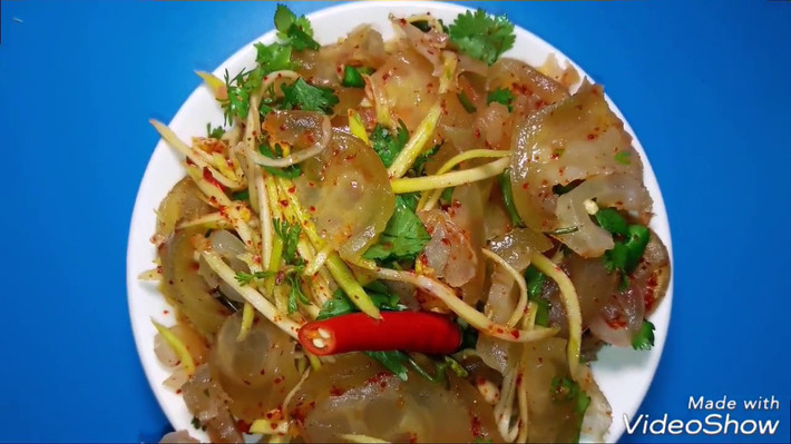  Gân bò trộn cóc sẽ gồm gân bò luộc thái mỏng trộn với quả cóc thái miếng vừa ăn, cùng rau răm, nước mắm, dấm, đường tỏi, ớt. Khi hoàn thành, gân bò giòn sựt thấm vị mắm tỏi, chua dịu, cay xè, mặn ngọt hài hòa, cóc non đưa đẩy chua chua khiến ăn hoài không ngán. Ngoài cóc, người ta còn có thể trộn gân bò với xoài xanh cũng rất ngon. Ảnh: YouTube. 
